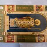 E non mancano pezzi celebrativi del legame con Bari, come il tappeto con l�immagine di San Nicola...